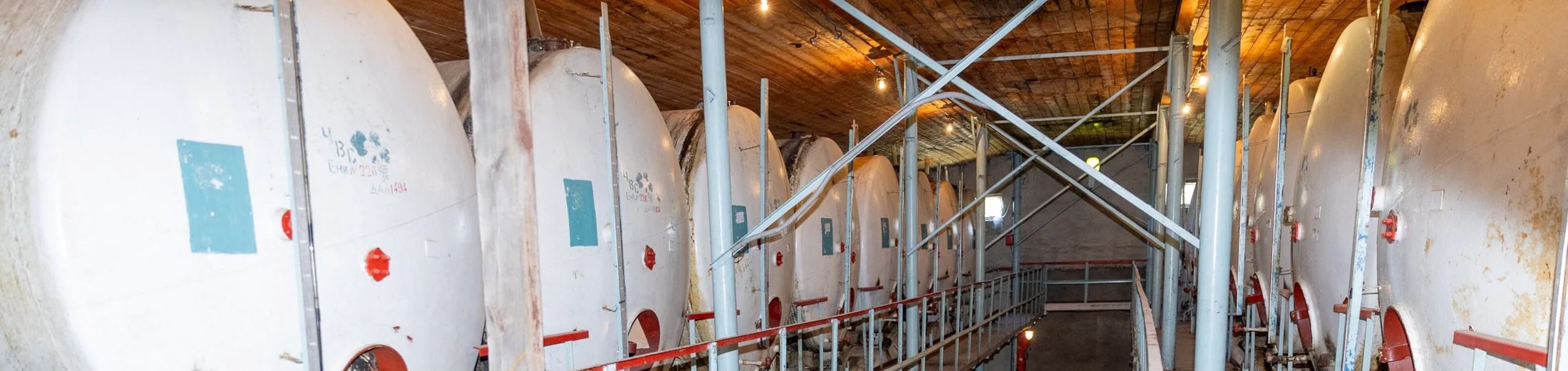 Ёмкостный парк внутри корпуса